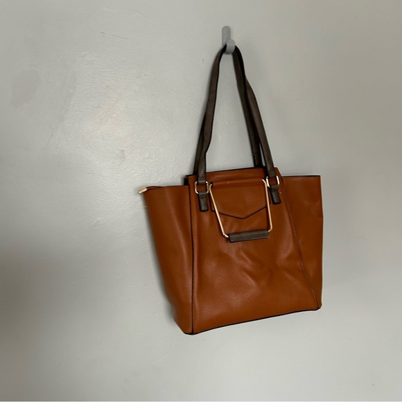 Elegant Tan Leather Tote Bag - Picture 2 of 8